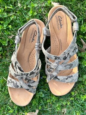 CLARKS ‘Merliah Rose’ Olive Camo Strappy Wedge Sandals Size 8W